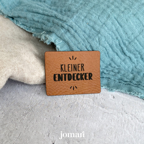 Kunstlederlabel «Kleiner Entdecker» zum Annähen – in der Schweiz lasergraviert