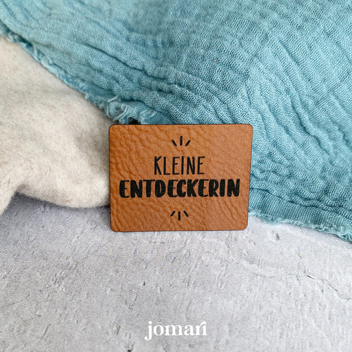 Kunstlederlabel «Kleine Entdeckerin» zum Annähen – in der Schweiz lasergraviert