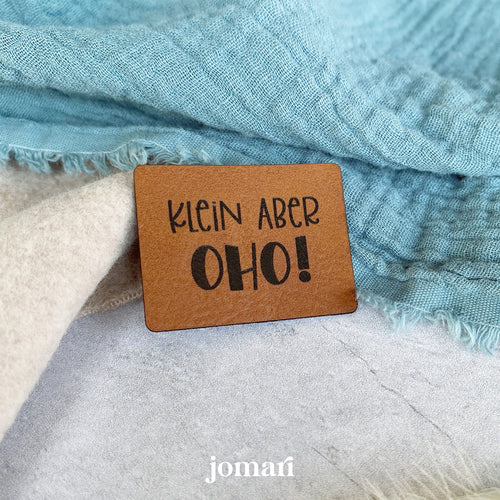 Kunstlederlabel «Klein aber Oho!» zum Annähen – in der Schweiz lasergraviert