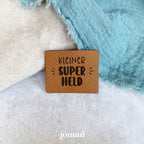 Kunstlederlabel «Kleiner Superheld» zum Annähen – in der Schweiz lasergraviert