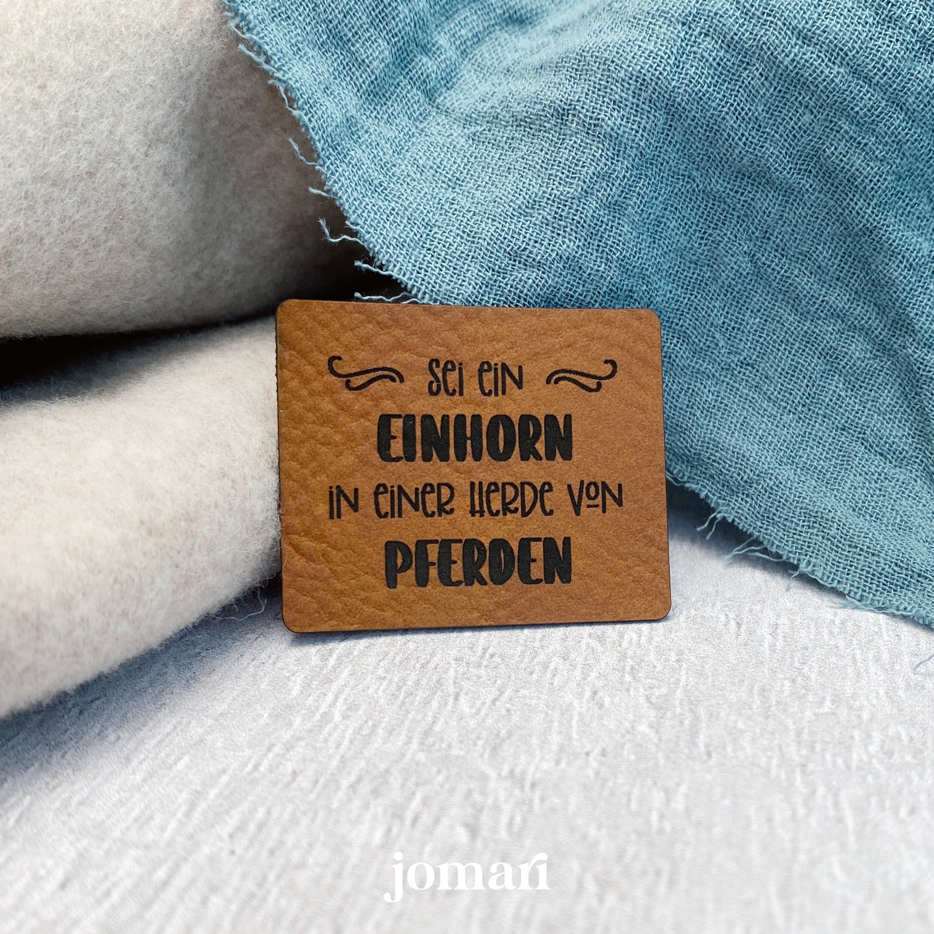 Kunstlederlabel - Sei ein Einhorn, in einer Herde von Pferden