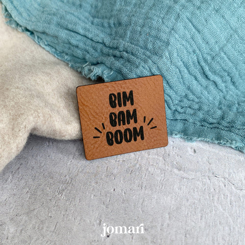 Kunstlederlabel «BIM BAM BOOM» zum Annähen – in der Schweiz lasergraviert