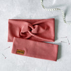 Mama-Kind-Stirnband aus Ripp-Jersey mit Kunstlederlabel geliebt-Flatlay
